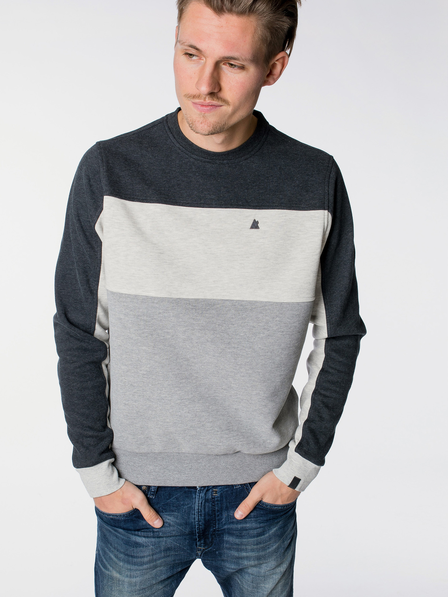 Vince Mikina Alife and Kickin Šedá