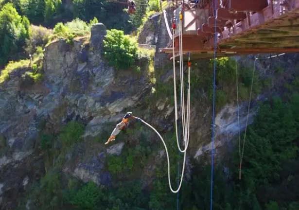 Adrenalinový bungee jumping
