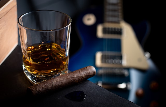 Srovnání různých druhů whiskey: od sladkého bourbonu po kořeněný rye