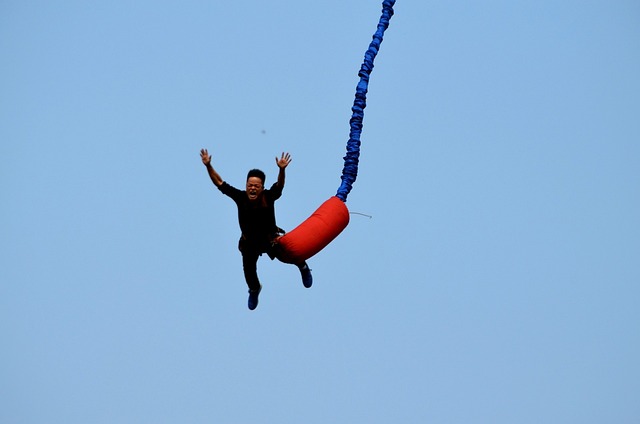 Jak probíhá bungee jumping?